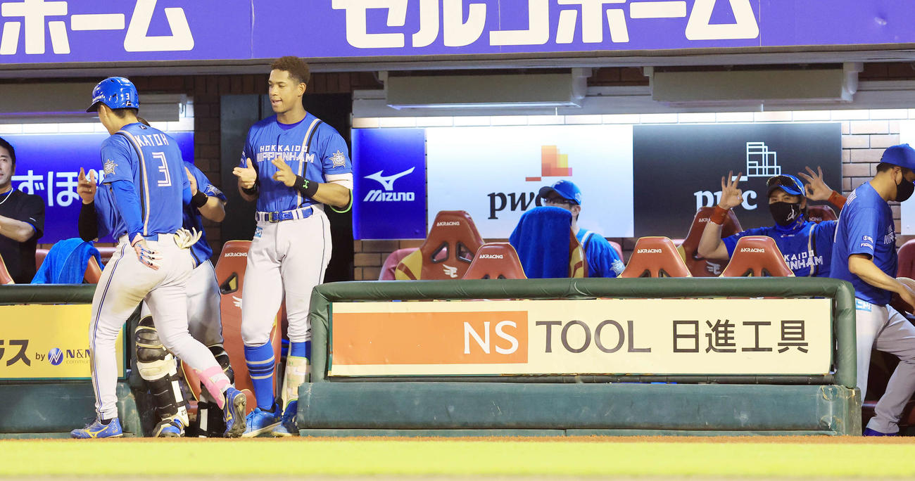 楽天対日本ハム　6回表日本ハム1死、加藤豪（左）がソロ本塁打を放ち、ベンチでOKポーズする新庄監督（右奥）（撮影・浅見桂子）