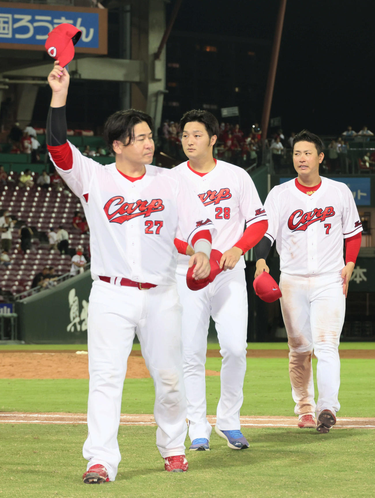 広島対ヤクルト　ファンの声援に応える左から会沢、床田、堂林（撮影・加藤孝規）
