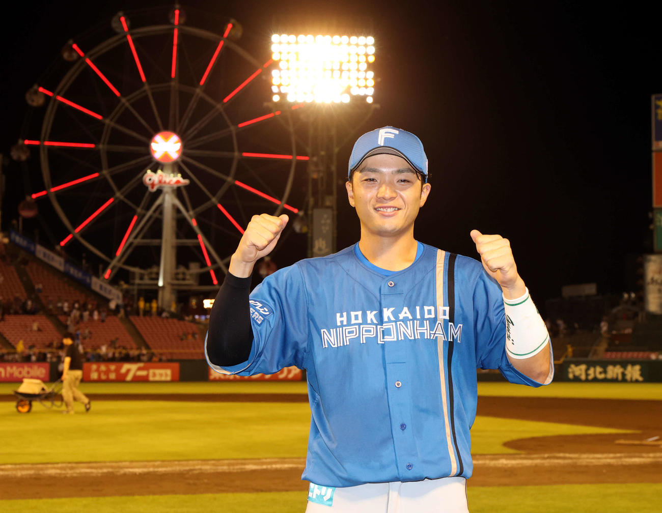 楽天対日本ハム　3安打猛打賞の日本ハム郡司は、笑顔でガッツポーズ（撮影・浅見桂子）