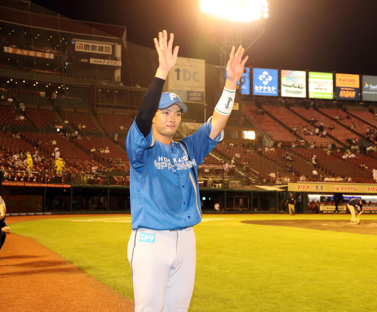 楽天対日本ハム　3安打猛打賞の日本ハム郡司は、スタンドに手を振る（撮影・浅見桂子）