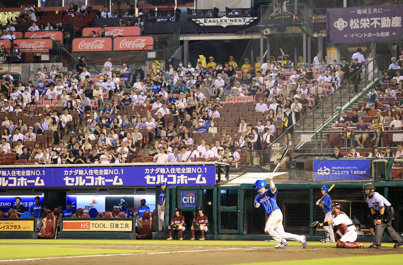 楽天対日本ハム　8回表日本ハム無死、郡司は中前打を放つ（撮影・浅見桂子）