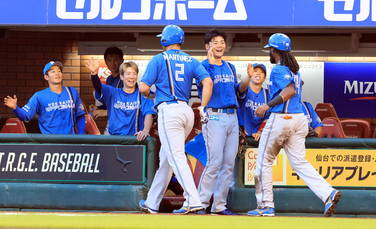 楽天対日本ハム　2回表日本ハム1死一、二塁、郡司の中越え逆転2点適時二塁打で生還したマルティネス（中央）、ハンソン（右）を笑顔で迎える清宮（右から2人目）ら日本ハムベンチ（撮影・浅見桂子）