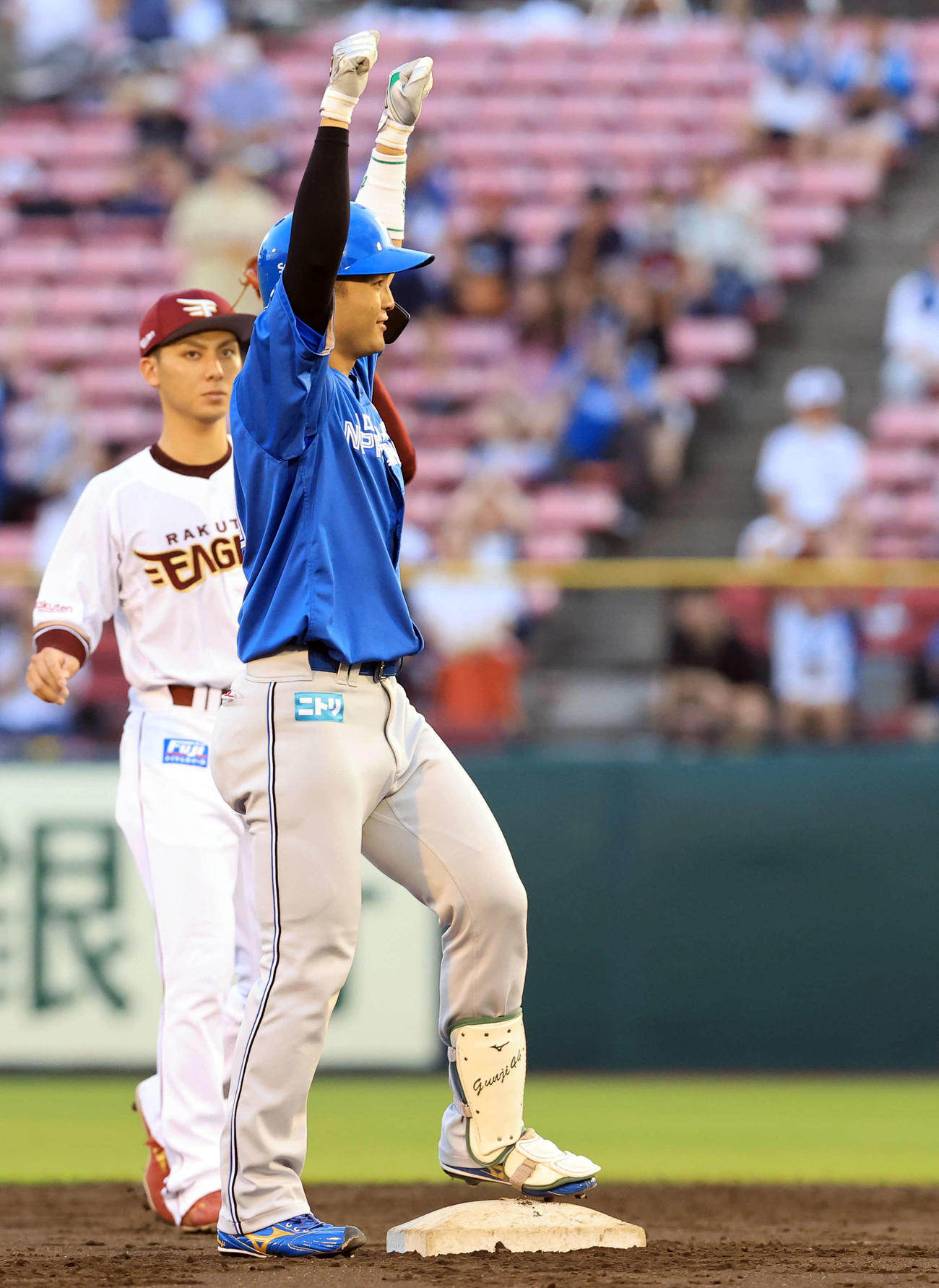 楽天対日本ハム　2回表日本ハム1死一、二塁、郡司は中越え逆転2点適時二塁打を放ちガッツポーズ（撮影・浅見桂子）