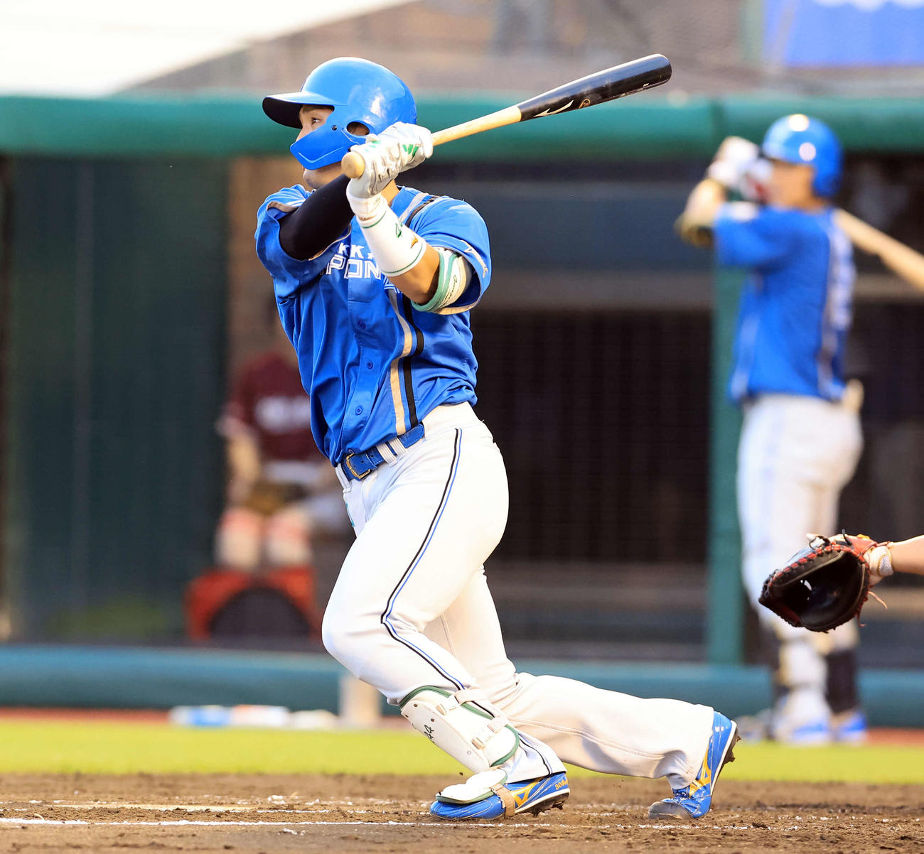 楽天対日本ハム　2回表日本ハム1死一、二塁、郡司は中越え逆転2点適時二塁打を放つ（撮影・浅見桂子）