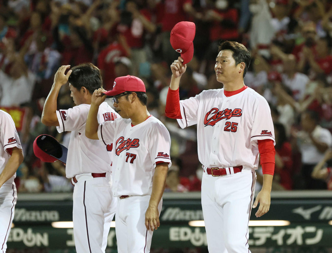 広島対ヤクルト　10連勝でファンにあいさつする広島新井監督（右）（撮影・加藤孝規）