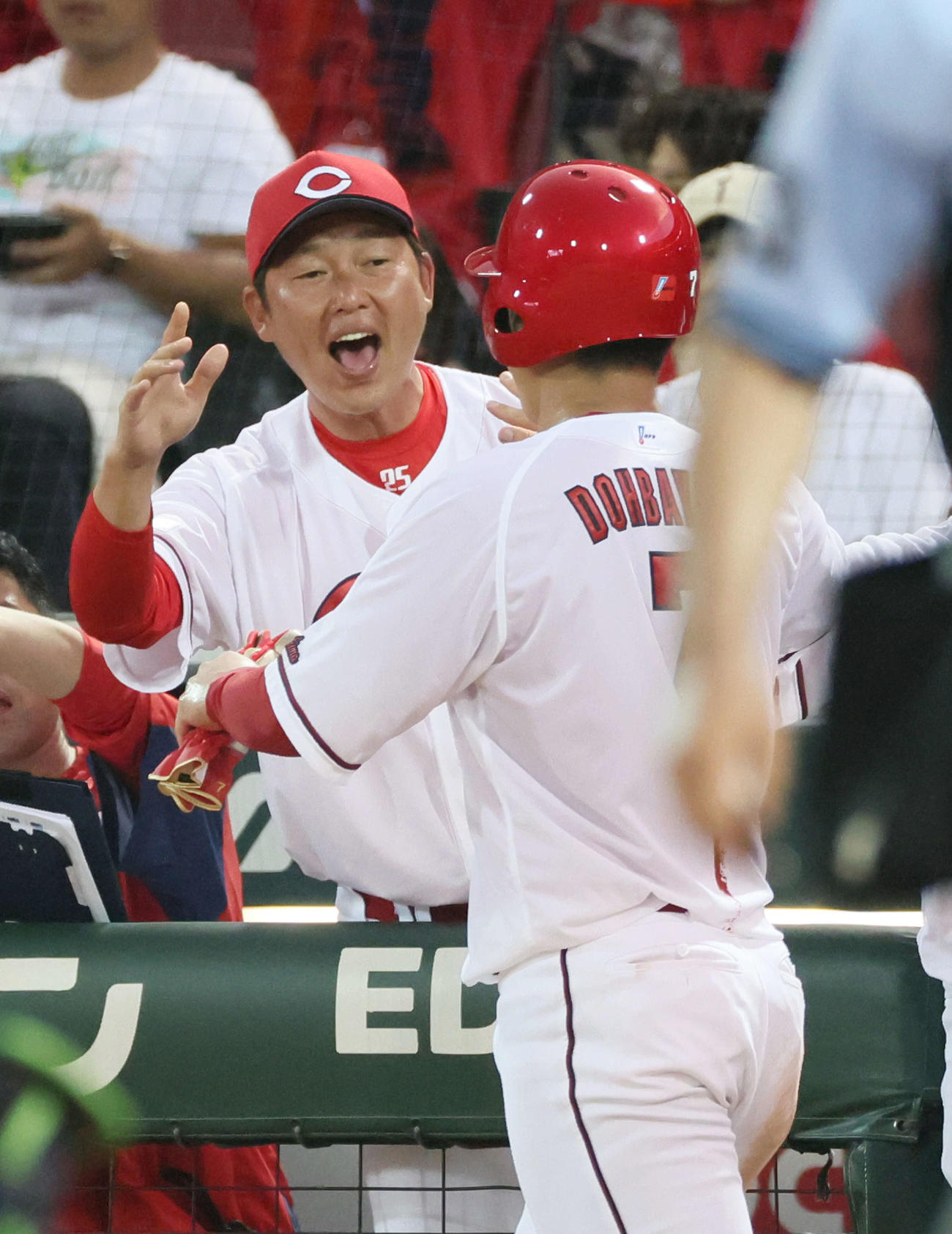 広島対ヤクルト　5回裏広島無死二塁、会沢の先制中前適時打で生還した堂林を迎える新井監督（左）（撮影・加藤孝規）