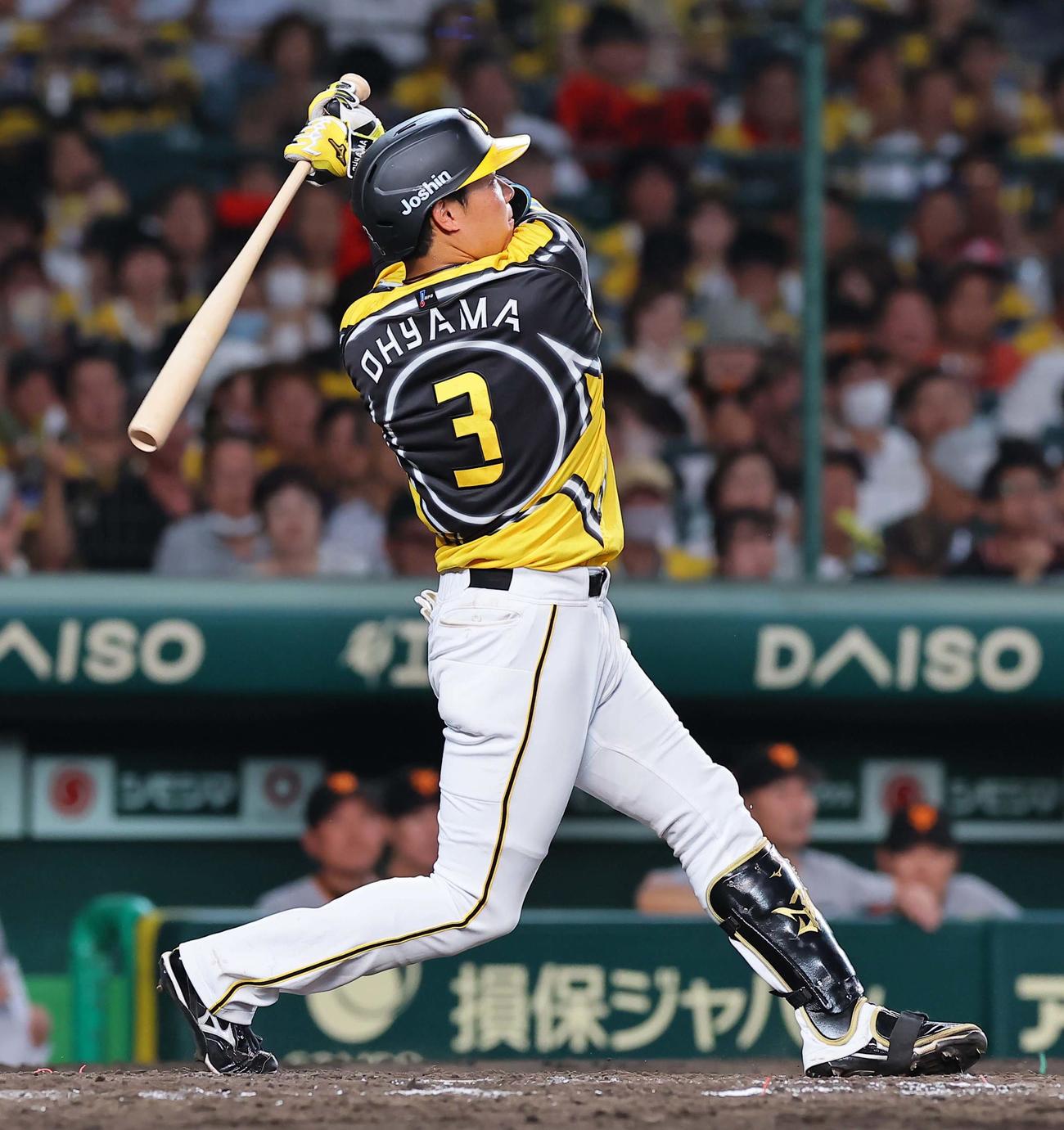 阪神対巨人　4回裏阪神無死、大山は左越え同点ソロ本塁打を放つ（撮影・上田博志）