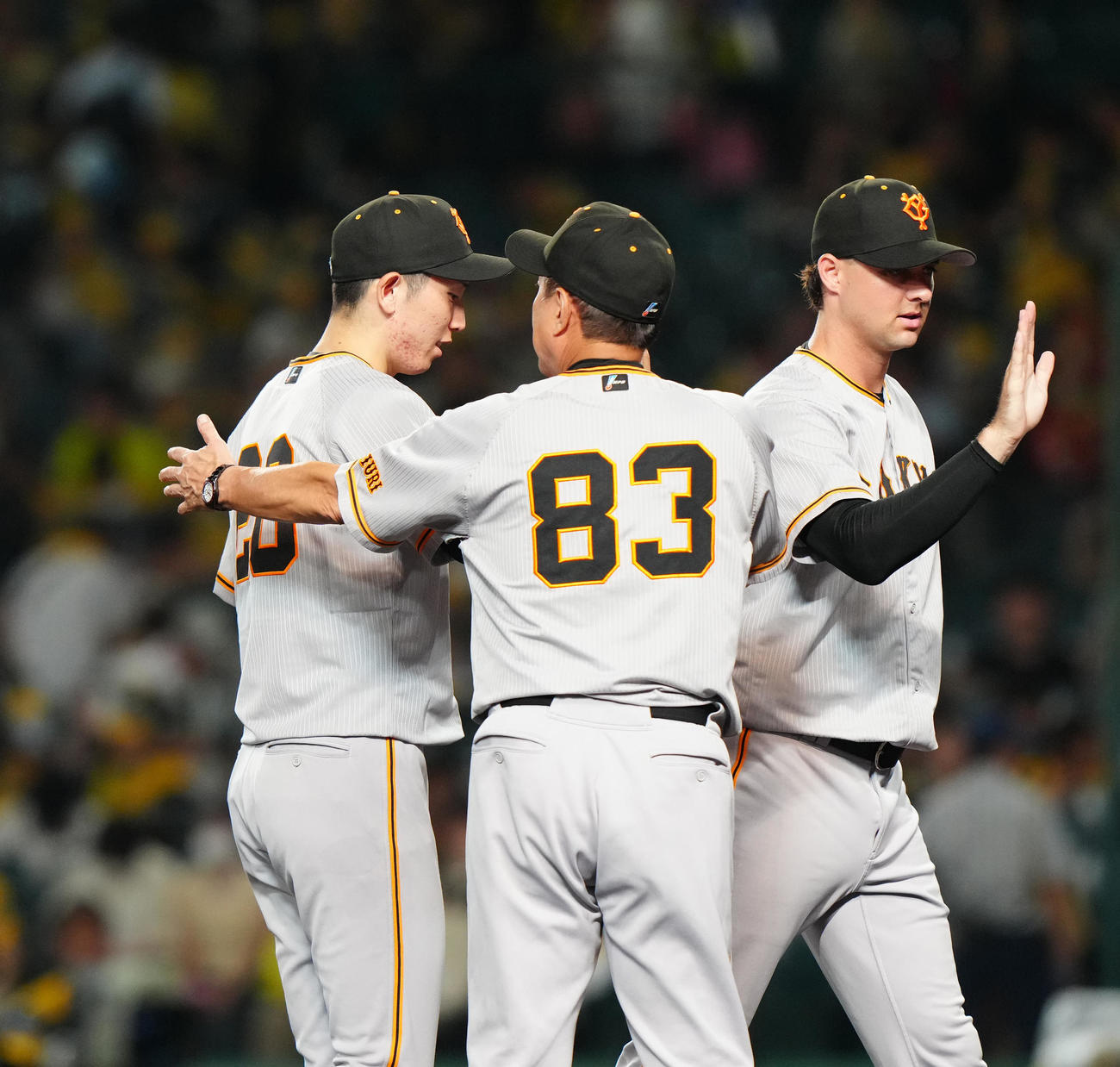 阪神対巨人　試合後、巨人原監督（中央）からねぎらいを受ける戸郷（左）（撮影・江口和貴）