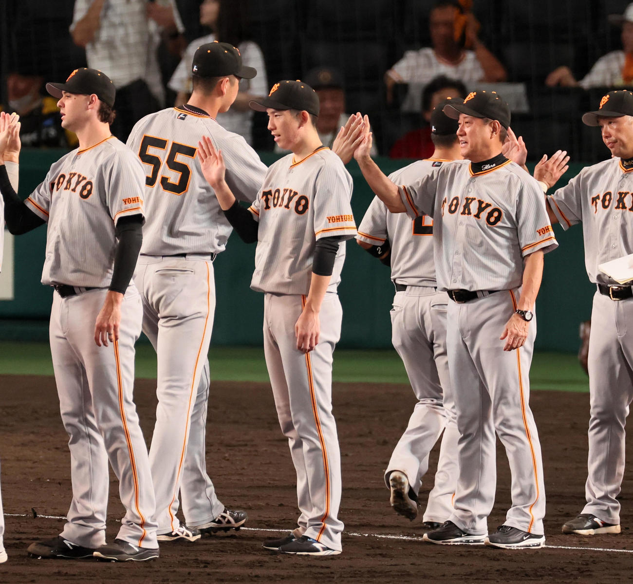 阪神対巨人　阪神に勝利しナインを迎える戸郷と右は原監督（撮影・加藤哉）