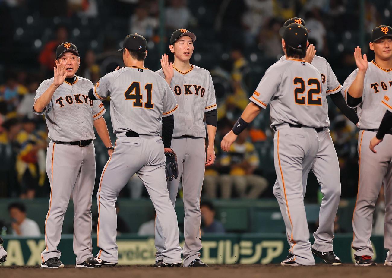 阪神対巨人　原監督（左）と今季9勝目をあげた戸郷（左から3人目）は阪神に勝利しナインとハイタッチする（撮影・上田博志）