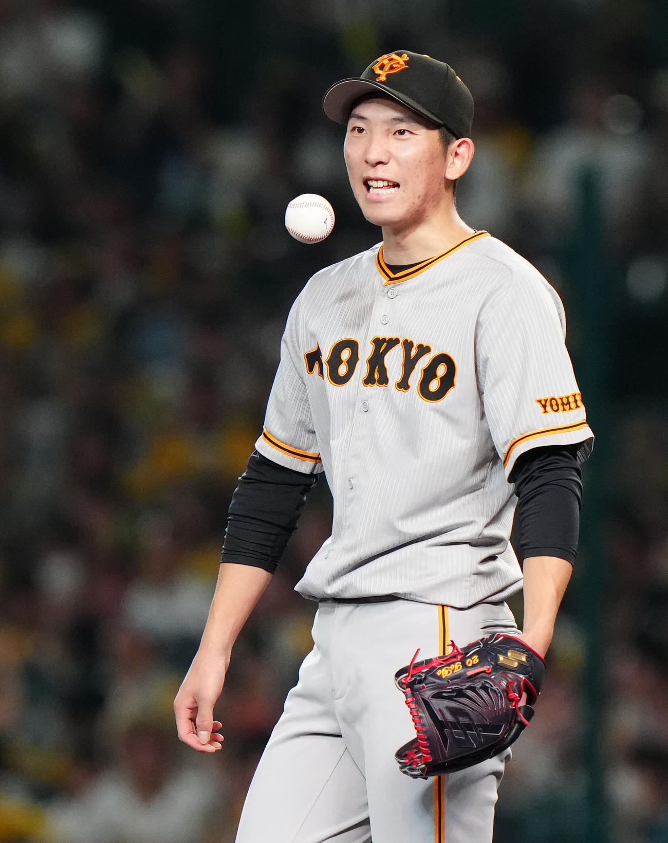 阪神対巨人　7回裏阪神2死一、三塁、中野に適時二塁打を浴びた戸郷（撮影・江口和貴）