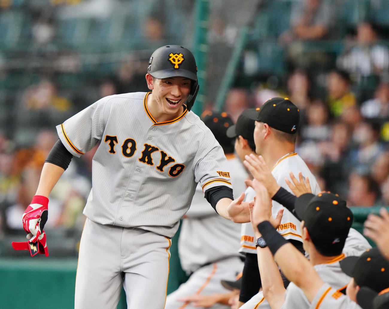 阪神対巨人　3回表巨人1死二、三塁、秋広の先制2点適時打で生還し、笑顔でタッチを交わす戸郷（撮影・江口和貴）