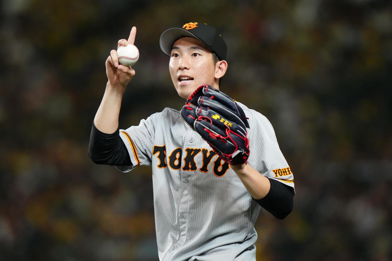 阪神対巨人　5回表、投球練習する巨人先発の戸郷（撮影・江口和貴）