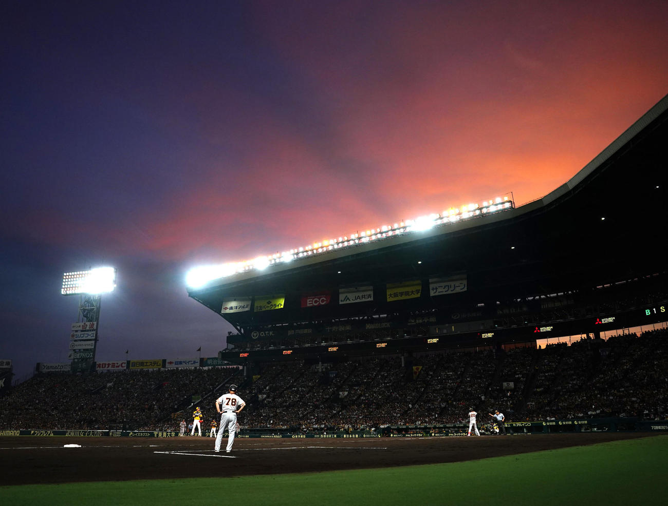 阪神対巨人　4回表巨人2死一塁、、打席に立つ戸郷。投手才木（撮影・江口和貴）