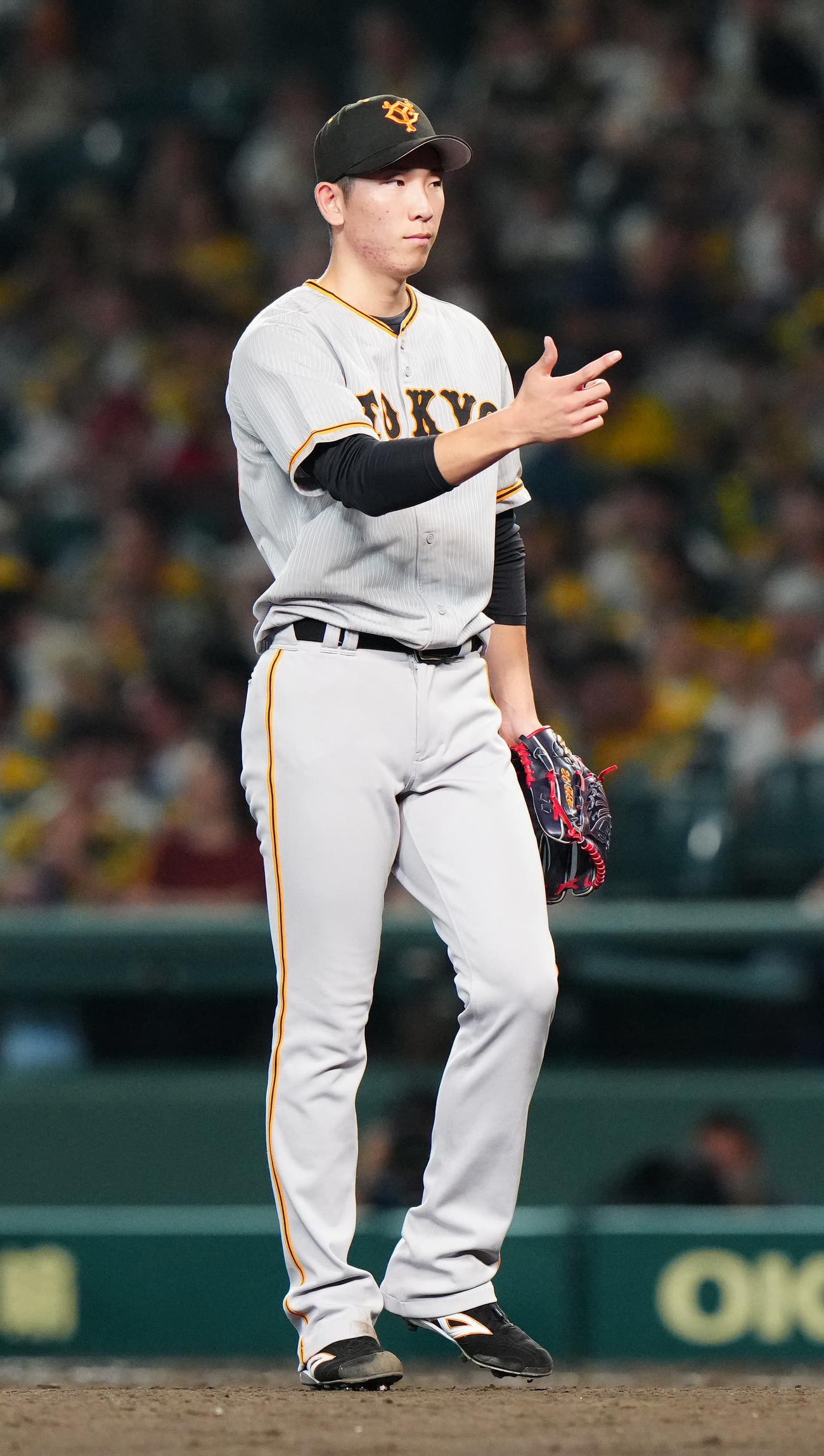 阪神対巨人　6回裏、ベンチに引き揚げる巨人先発の戸郷（撮影・江口和貴）