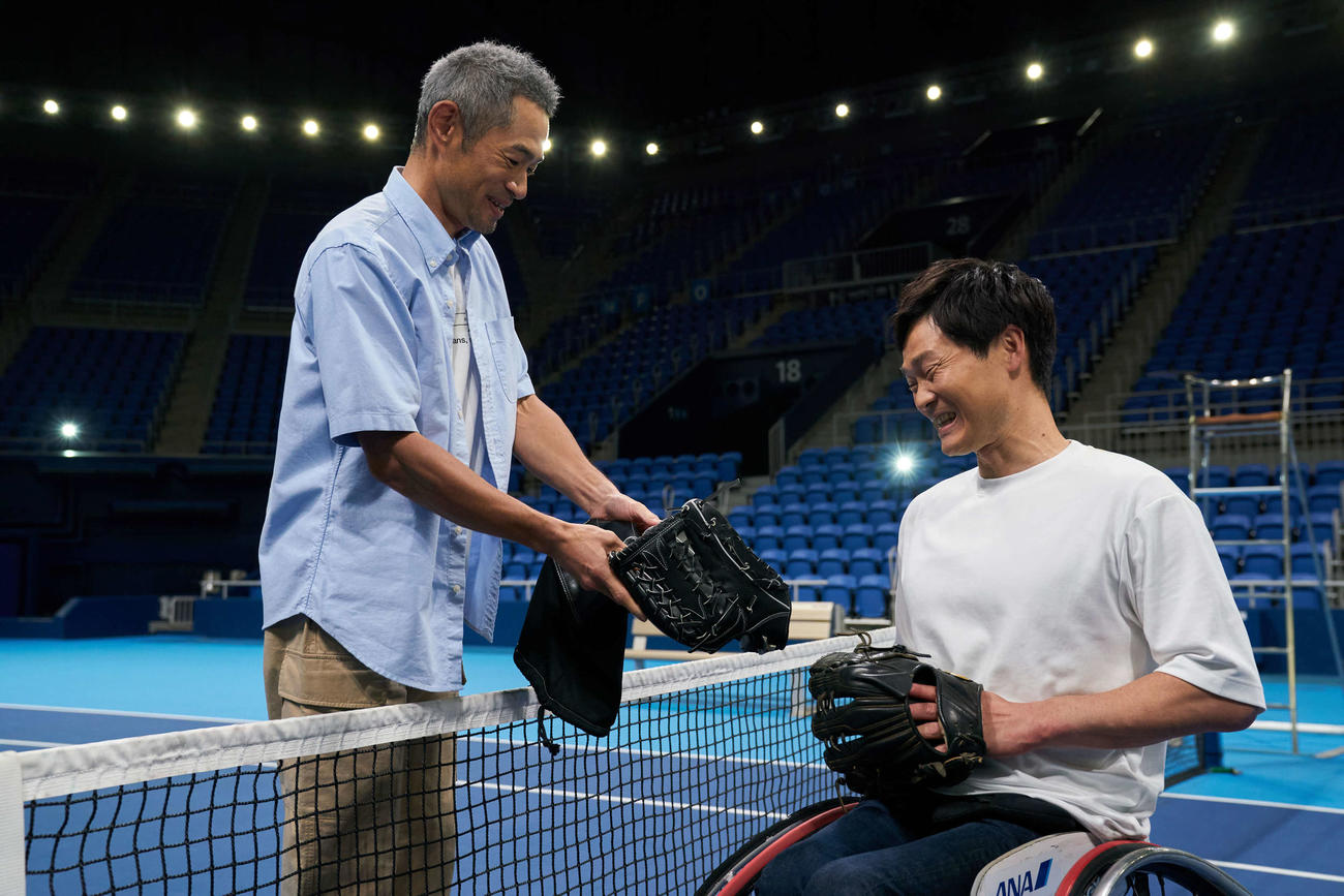 イチロー氏（左）は国枝氏にグラブを差し出す