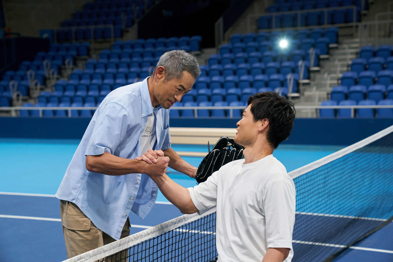 キャッチボールを終えて握手するイチロー氏（左）と国枝氏