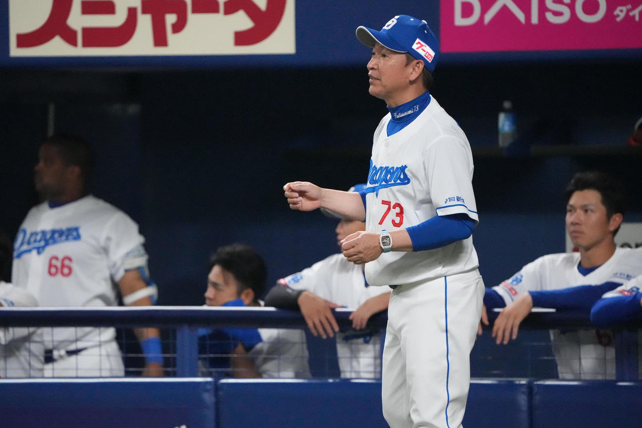 中日対DeNA 8回裏、選手交代を告げる立浪監督（撮影・森本幸一）