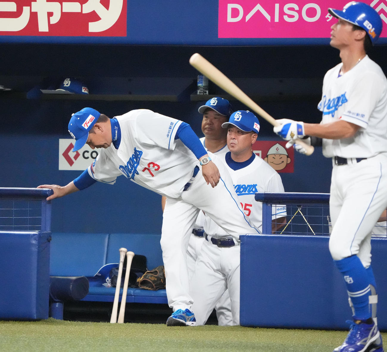 中日対DeNA 8回裏、選手交代を告げベンチへ戻る立浪監督（撮影・森本幸一）