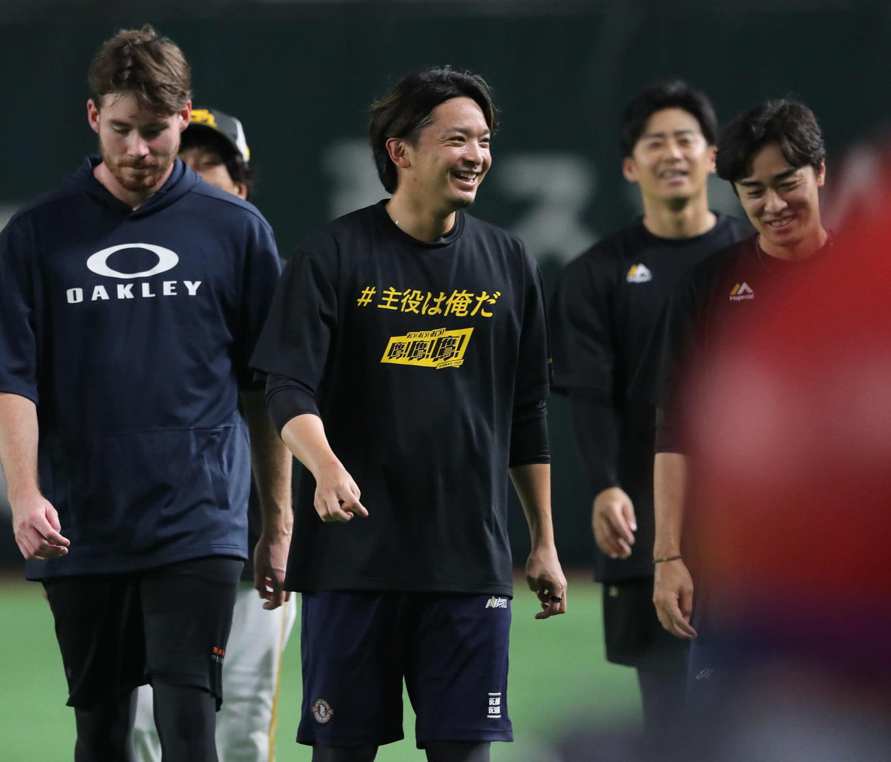 練習前、笑顔を見せる東浜らソフトバンク投手陣（撮影・梅根麻紀）