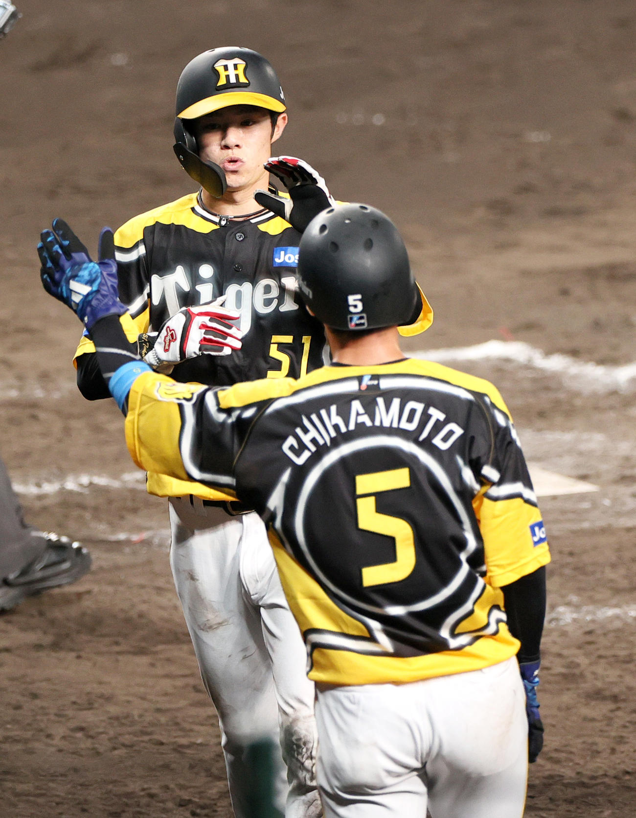 阪神対巨人　7回裏阪神2死二、三塁、中野（上）は森下の左前2点適時打で生還し近本とタッチをかわす（撮影・上山淳一）