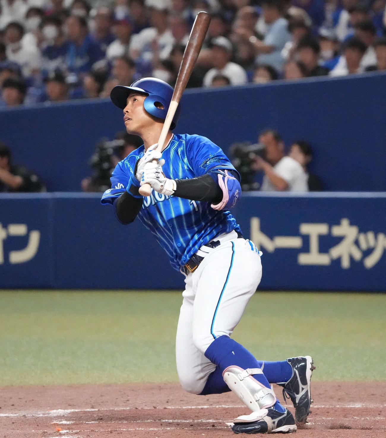 本塁打を放つDeNA桑原（2023年7月25日撮影）