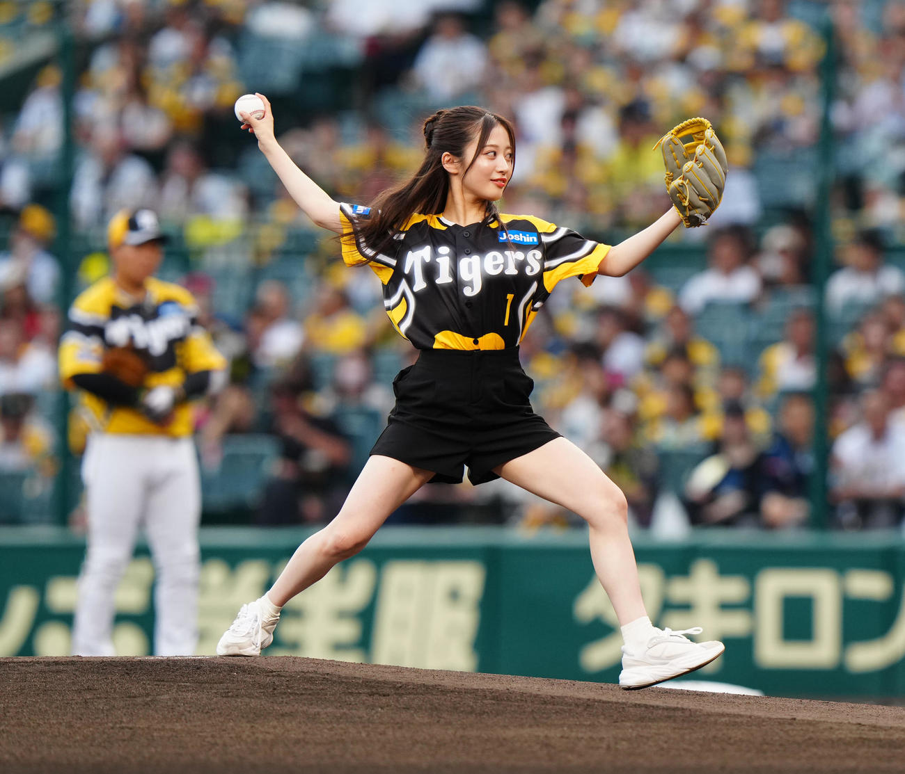 阪神対巨人　試合前、始球式に臨むNMB48の川上千尋（撮影・江口和貴）