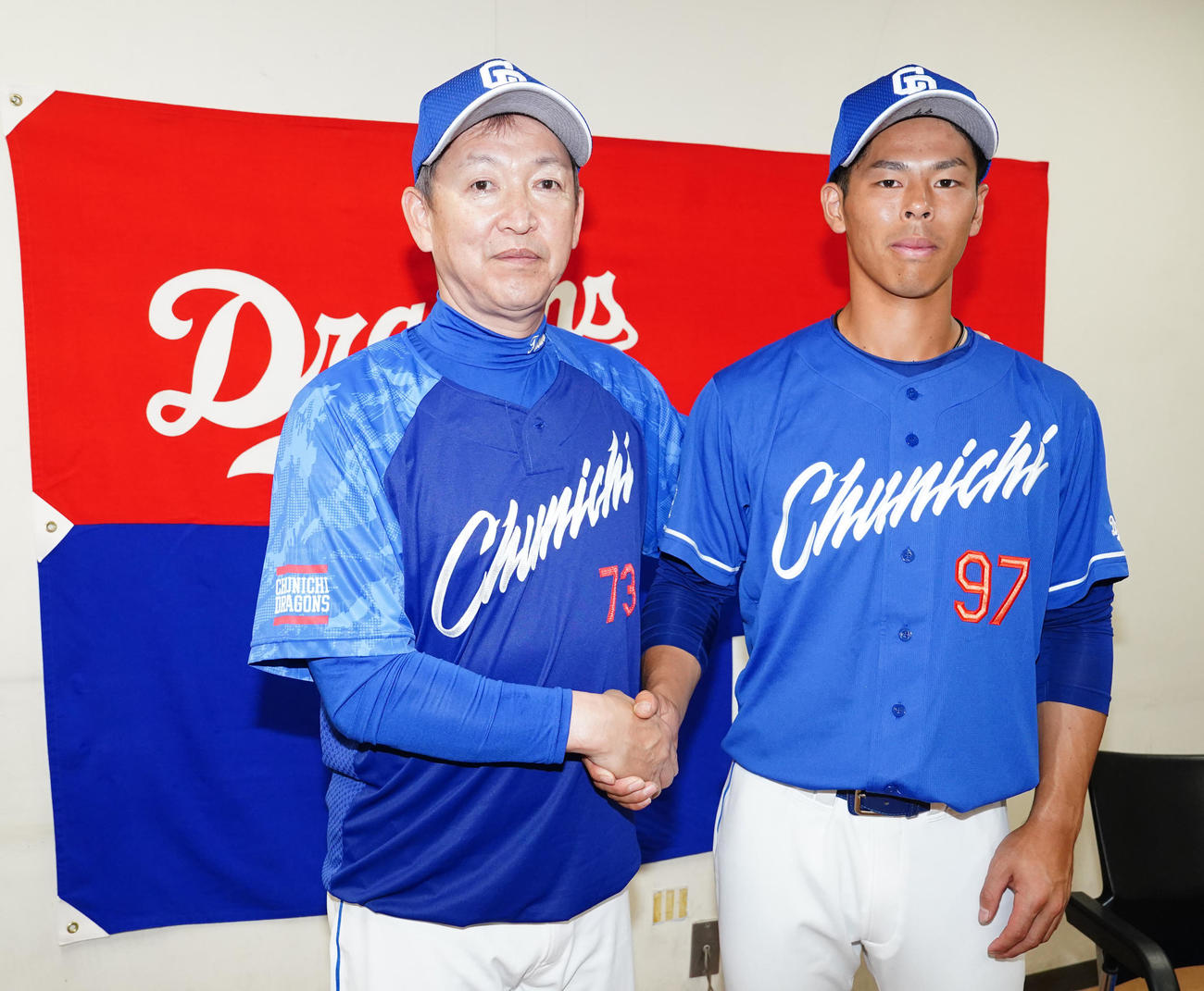 支配下登録され、中日立浪監督（左）と握手を交わす樋口（撮影・江口和貴）