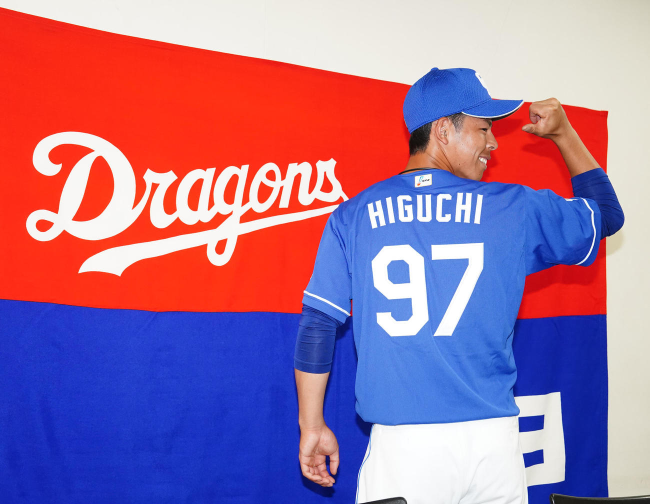 支配下登録され、背番号「97」を披露する中日樋口（撮影・江口和貴）