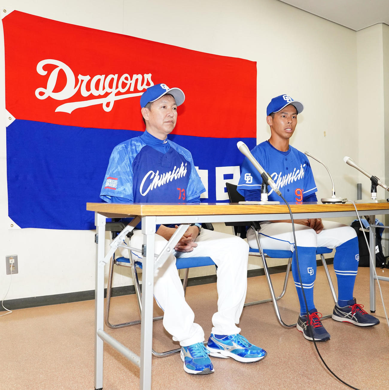 支配下登録され、会見に臨む中日樋口（右）。左は立浪監督（撮影・江口和貴）