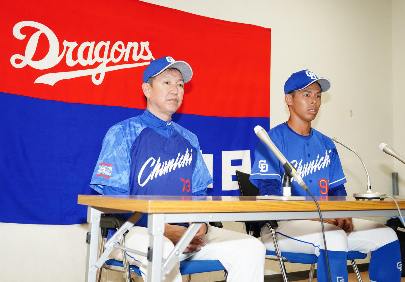 支配下登録され、会見に臨む中日樋口（右）。左は立浪監督（撮影・江口和貴）
