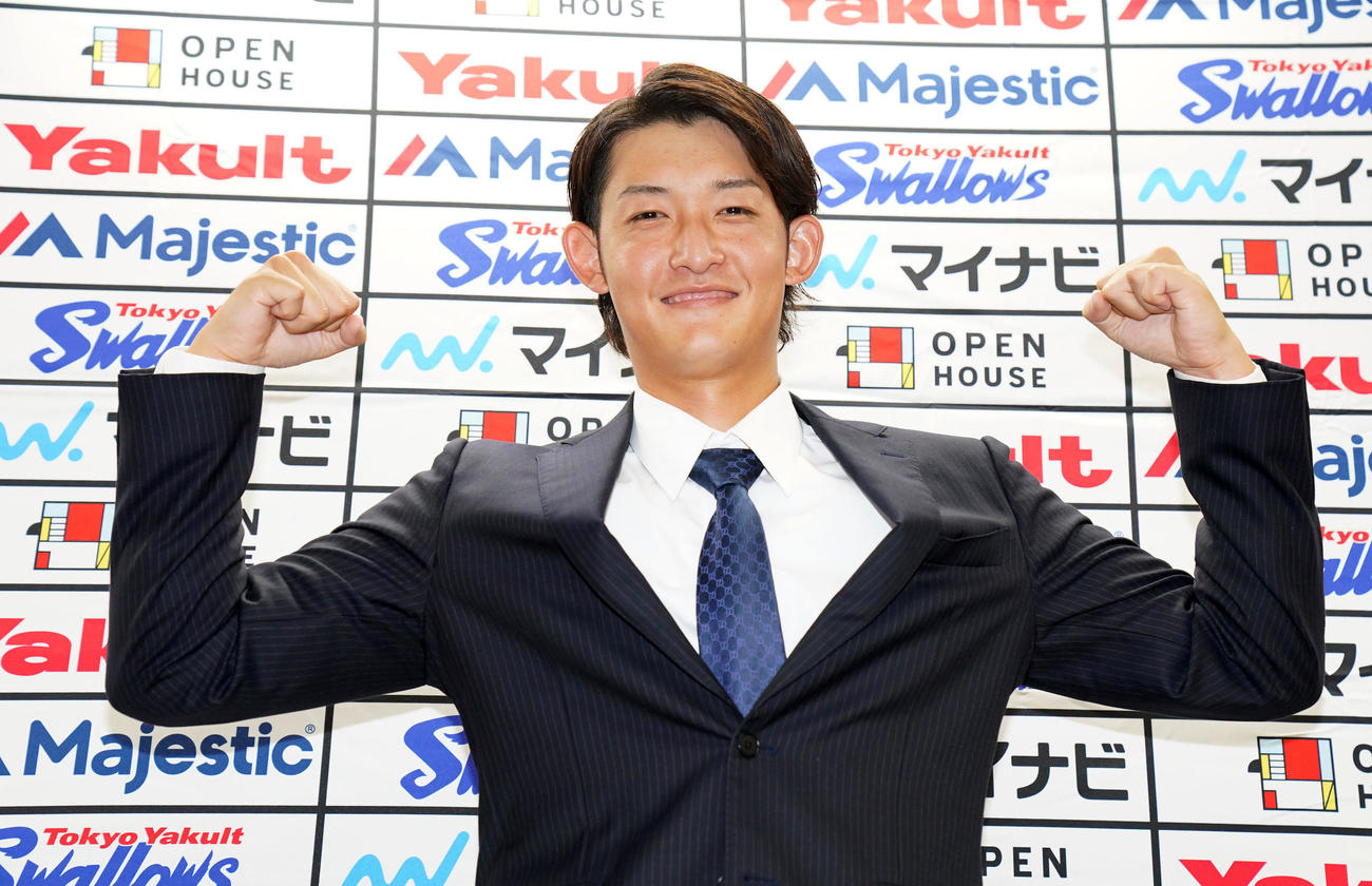 ヤクルト対DeNA　入団会見で笑顔を見せるヤクルト阪口（撮影・横山健太）