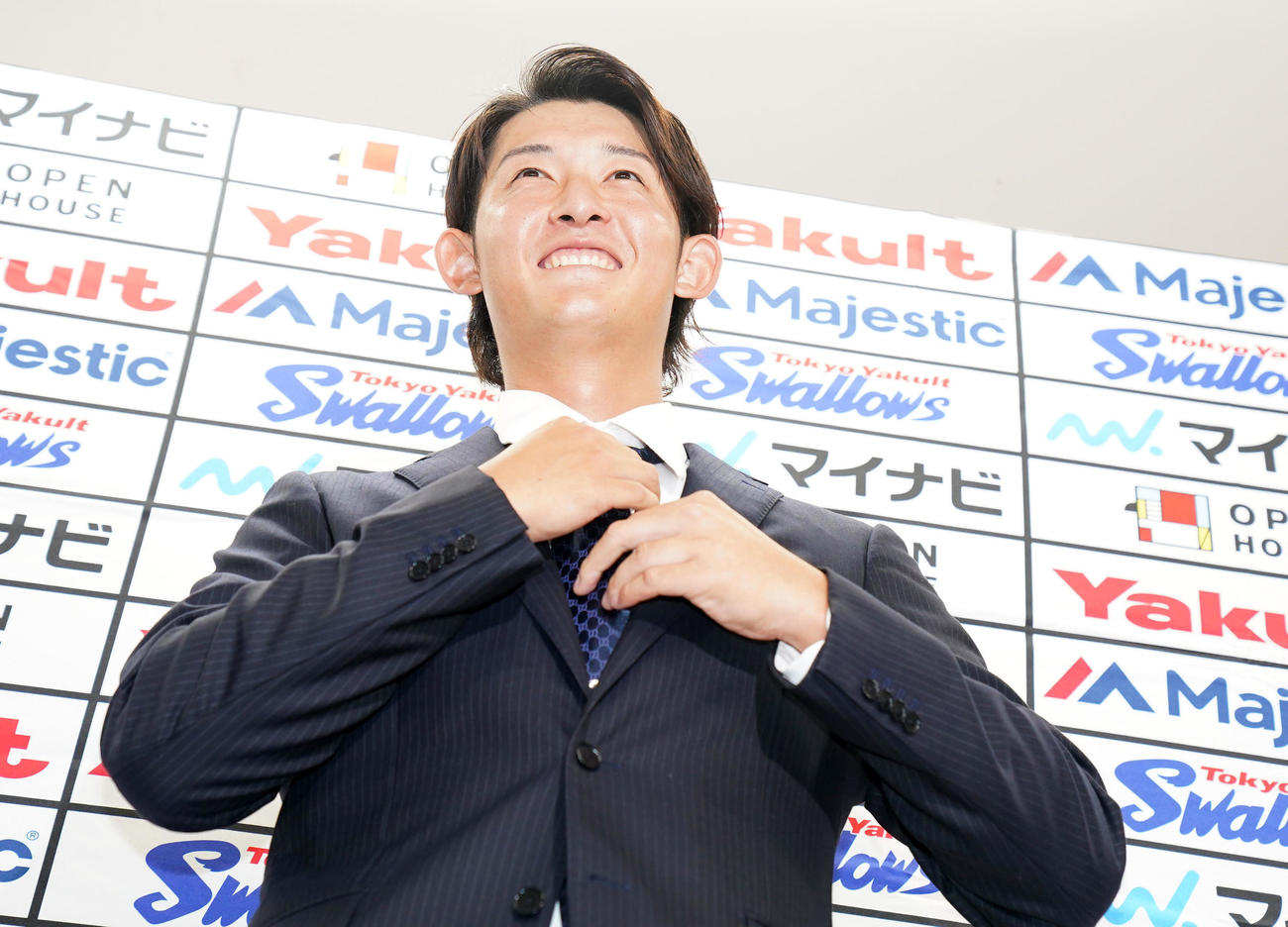 ヤクルト対DeNA　入団会見でネクタイを締め直すヤクルト阪口（撮影・横山健太）