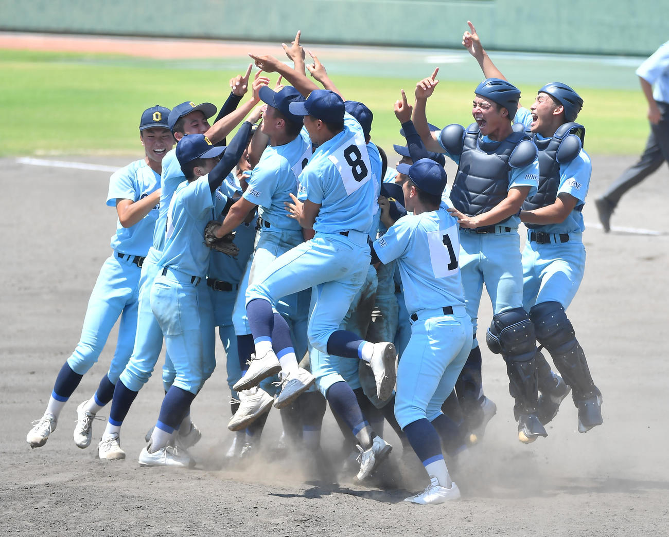 甲子園出場を決め喜ぶ近江の選手たち（撮影・清水貴仁）