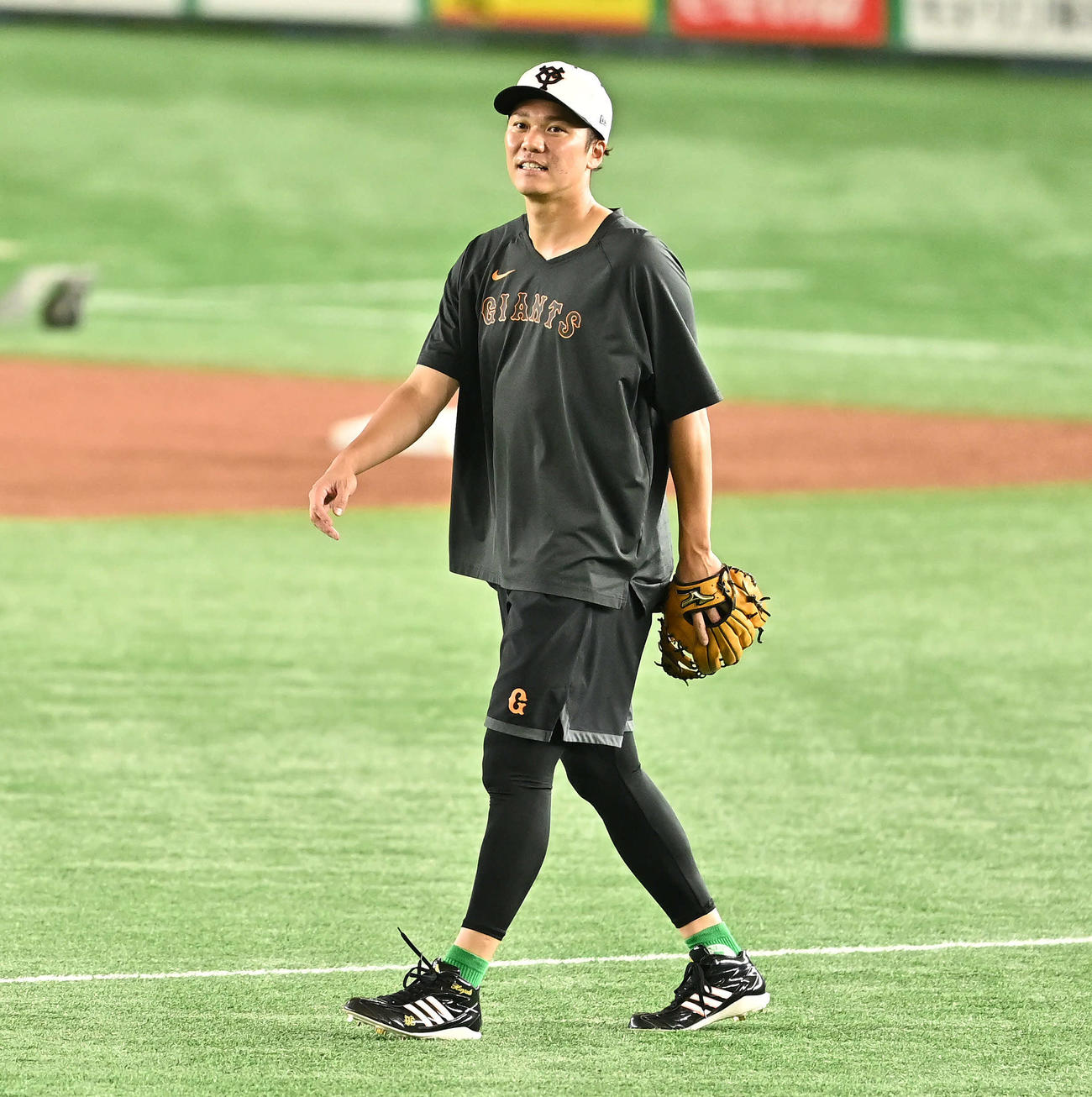 巨人対中日　試合前練習で笑顔を見せる巨人坂本（撮影・滝沢徹郎）