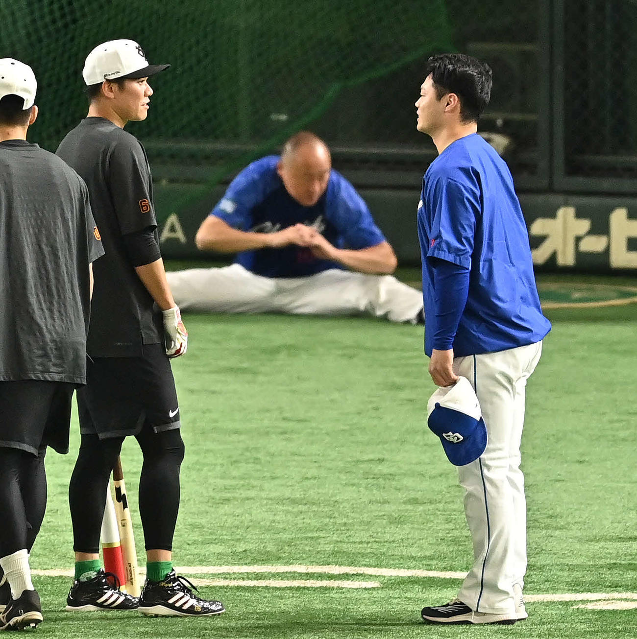 巨人対中日　試合前練習で巨人坂本（左）は中日細川と話す（撮影・滝沢徹郎）