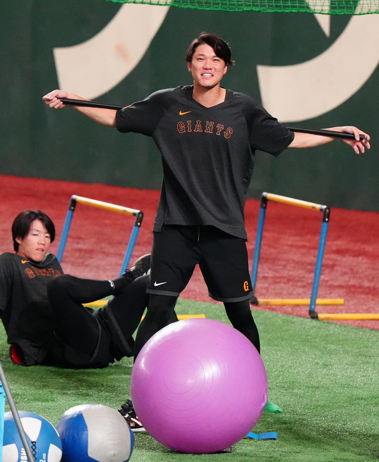 巨人対中日　1軍に合流した巨人坂本。左は重信（撮影・江口和貴）