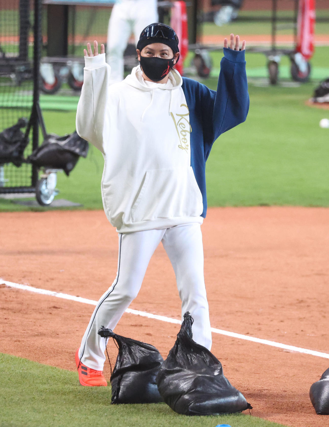 日本ハム対オリックス　ファンに手を振りながらグラウンドに姿を現す日本ハム新庄監督（撮影・佐藤翔太）