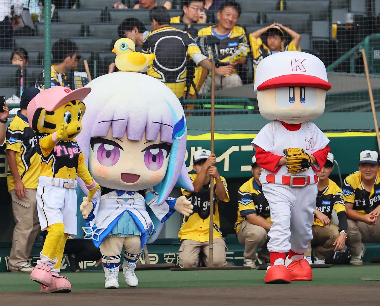 ファーストピッチセレモニーに登場したにじさんじのリゼ・ヘルエスタさん（左から2人目）とパワプロのマスコットキャラクターパワプロくん（撮影・上田博志）