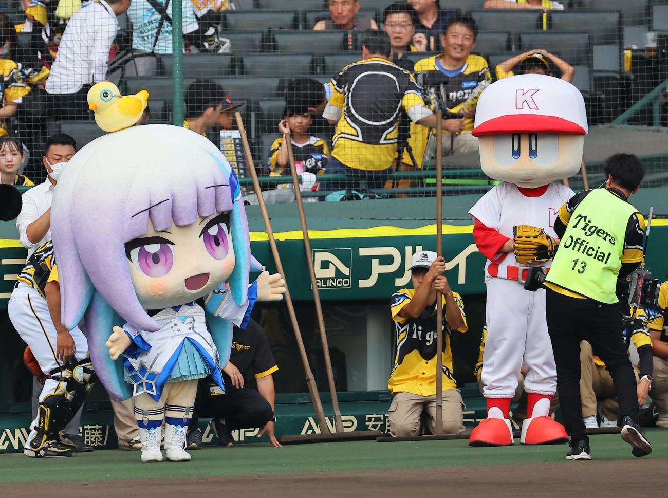ファーストピッチセレモニーに登場したにじさんじのリゼ・ヘルエスタさん（左）とパワプロのマスコットキャラクターパワプロくん（撮影・上田博志）