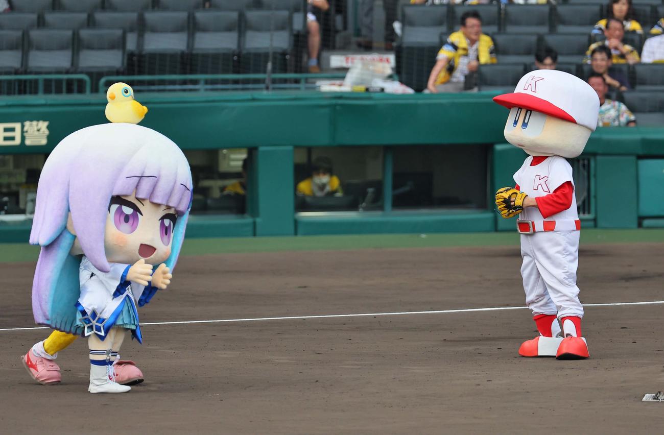 ファーストピッチセレモニーに登場したにじさんじのリゼ・ヘルエスタさん（左）とパワプロのマスコットキャラクターパワプロくん（撮影・上田博志）