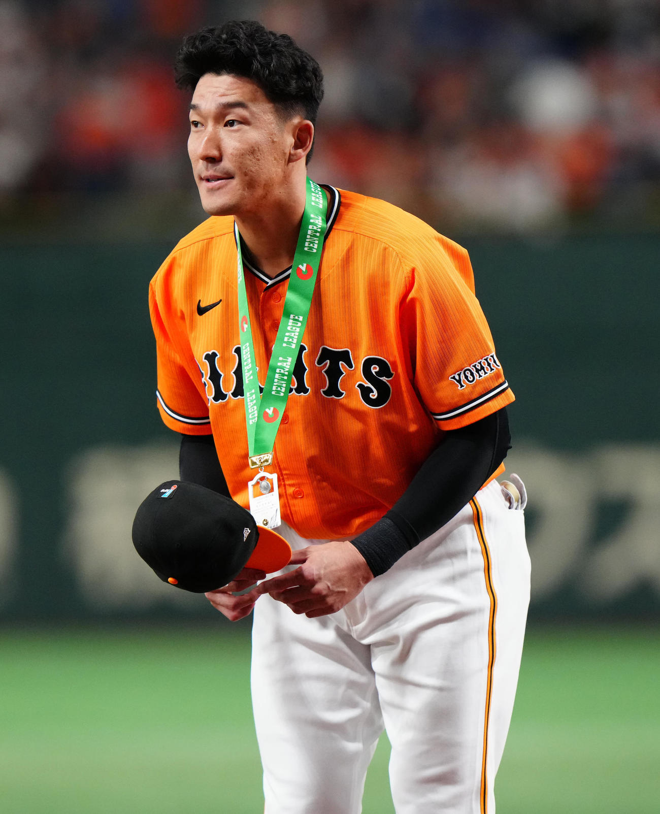 巨人対中日　試合前、表彰を受けた巨人梶谷（撮影・江口和貴）