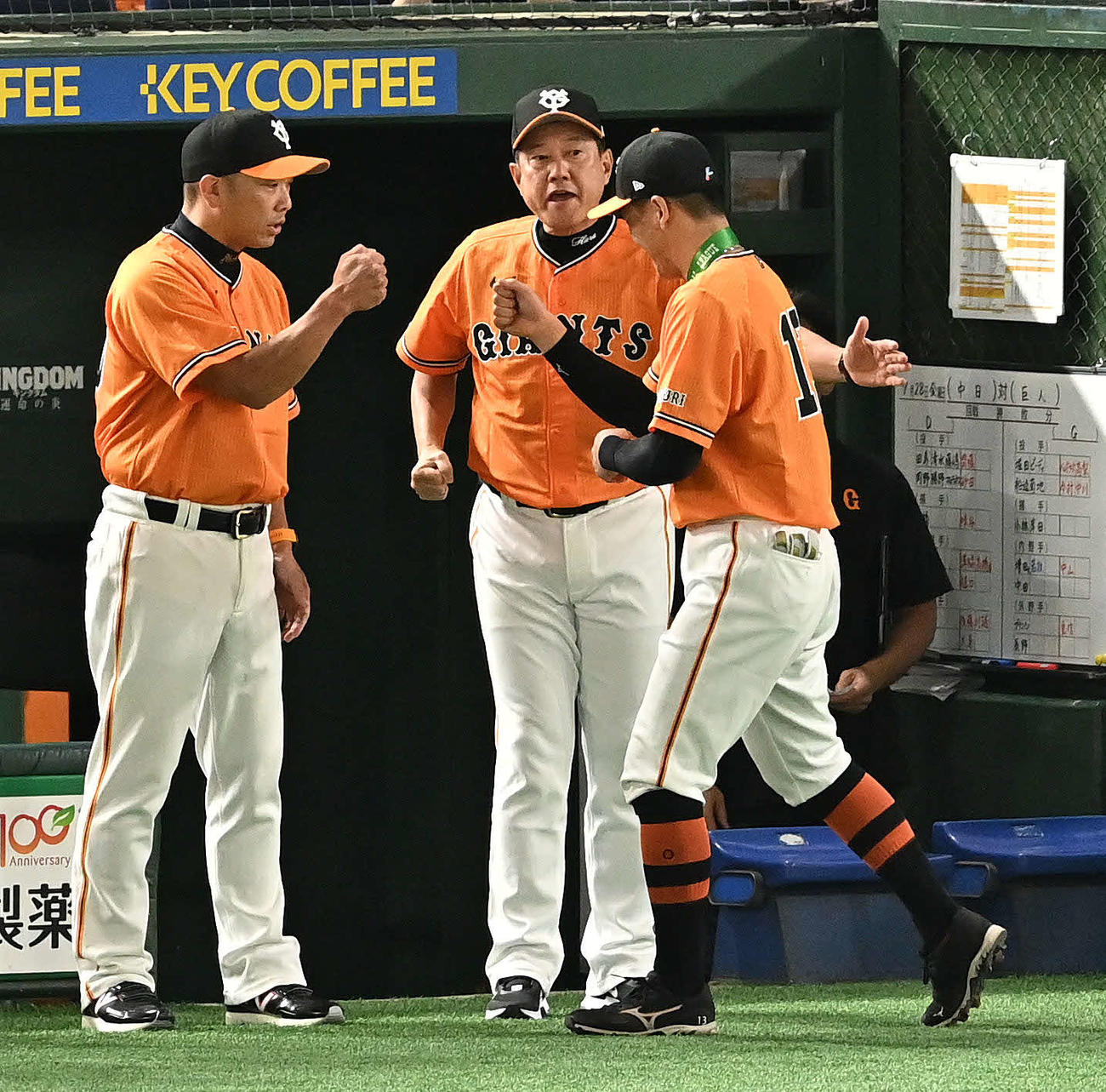 巨人対中日　試合前に1000試合出場を達成し表彰された巨人梶谷（右）をねぎらう原監督（中央）（撮影・滝沢徹郎）