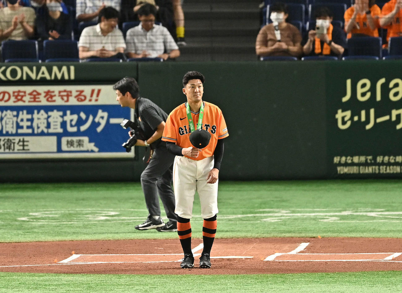巨人対中日　試合前に1000試合出場を達成し表彰された巨人梶谷（撮影・滝沢徹郎）