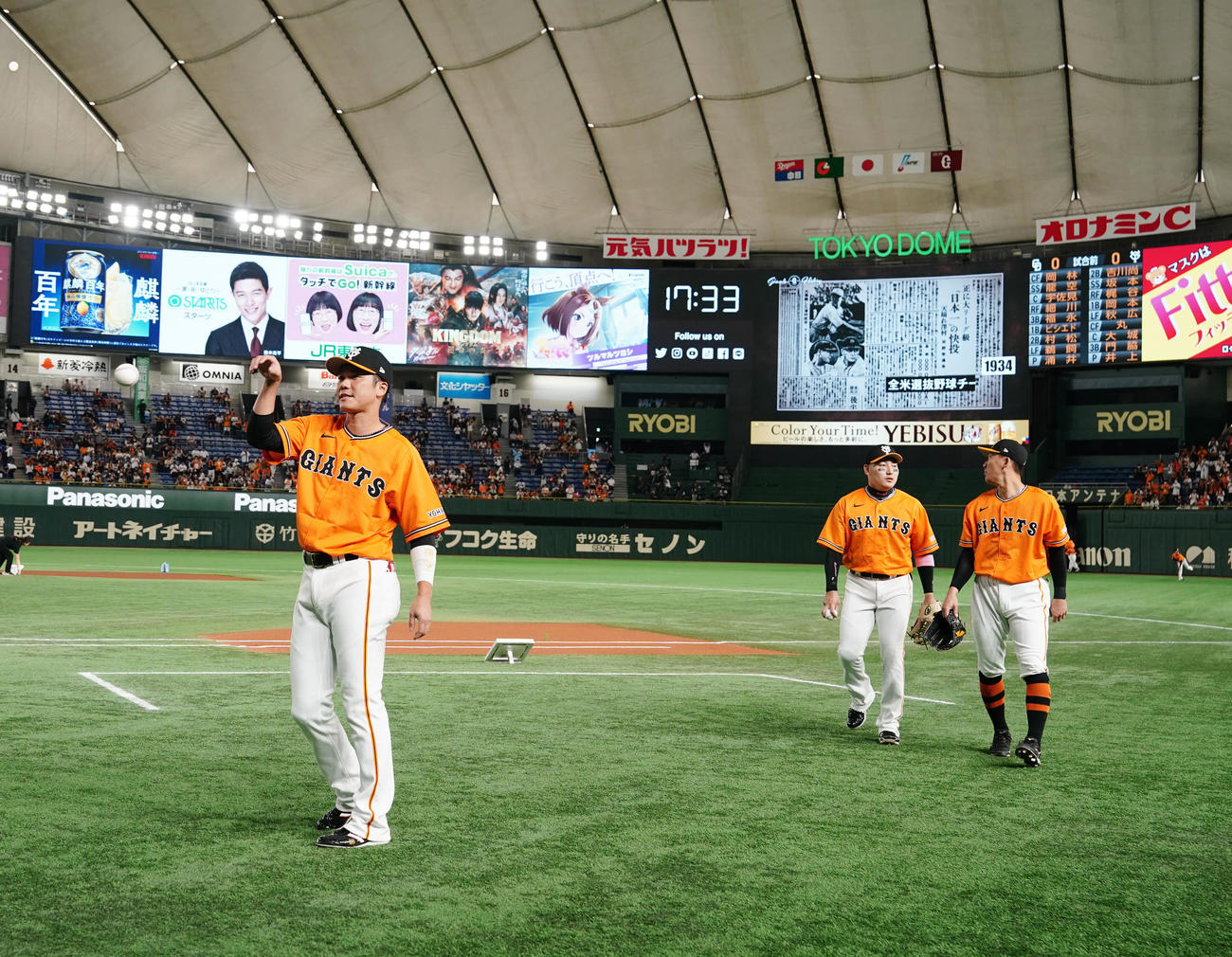 巨人対中日　試合前、調整する、左から巨人坂本、丸、梶谷（撮影・江口和貴）
