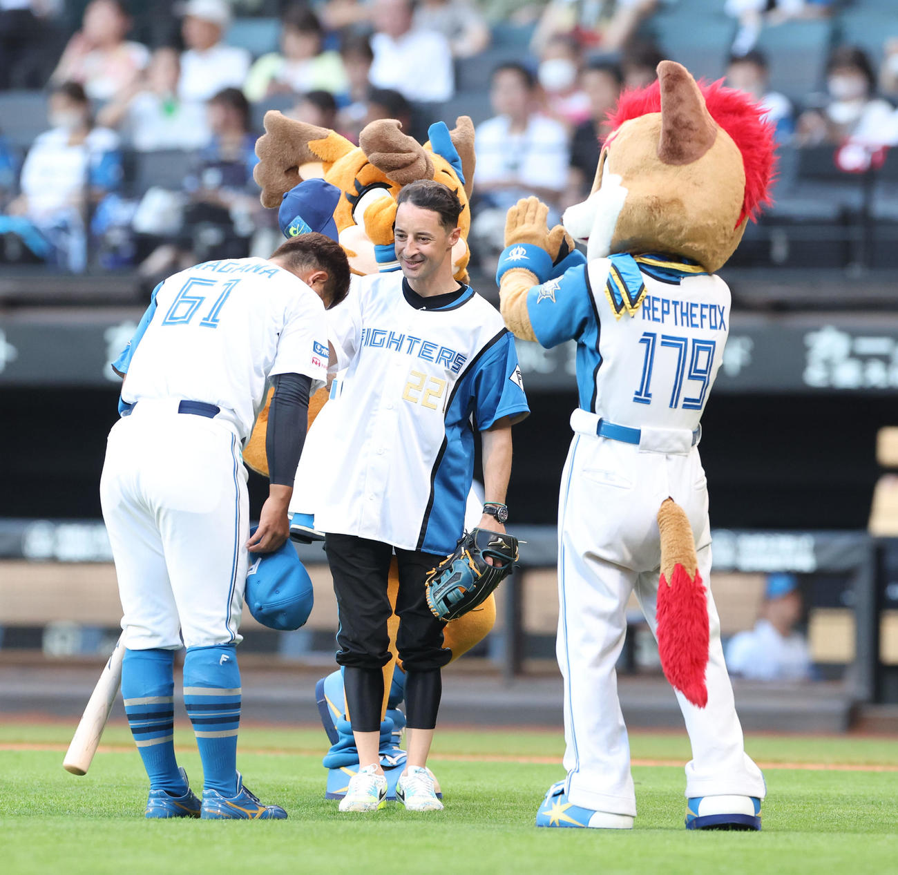 日本ハム対オリックス　試合前、ファーストピッチを務めるルメール騎手（撮影・佐藤翔太）
