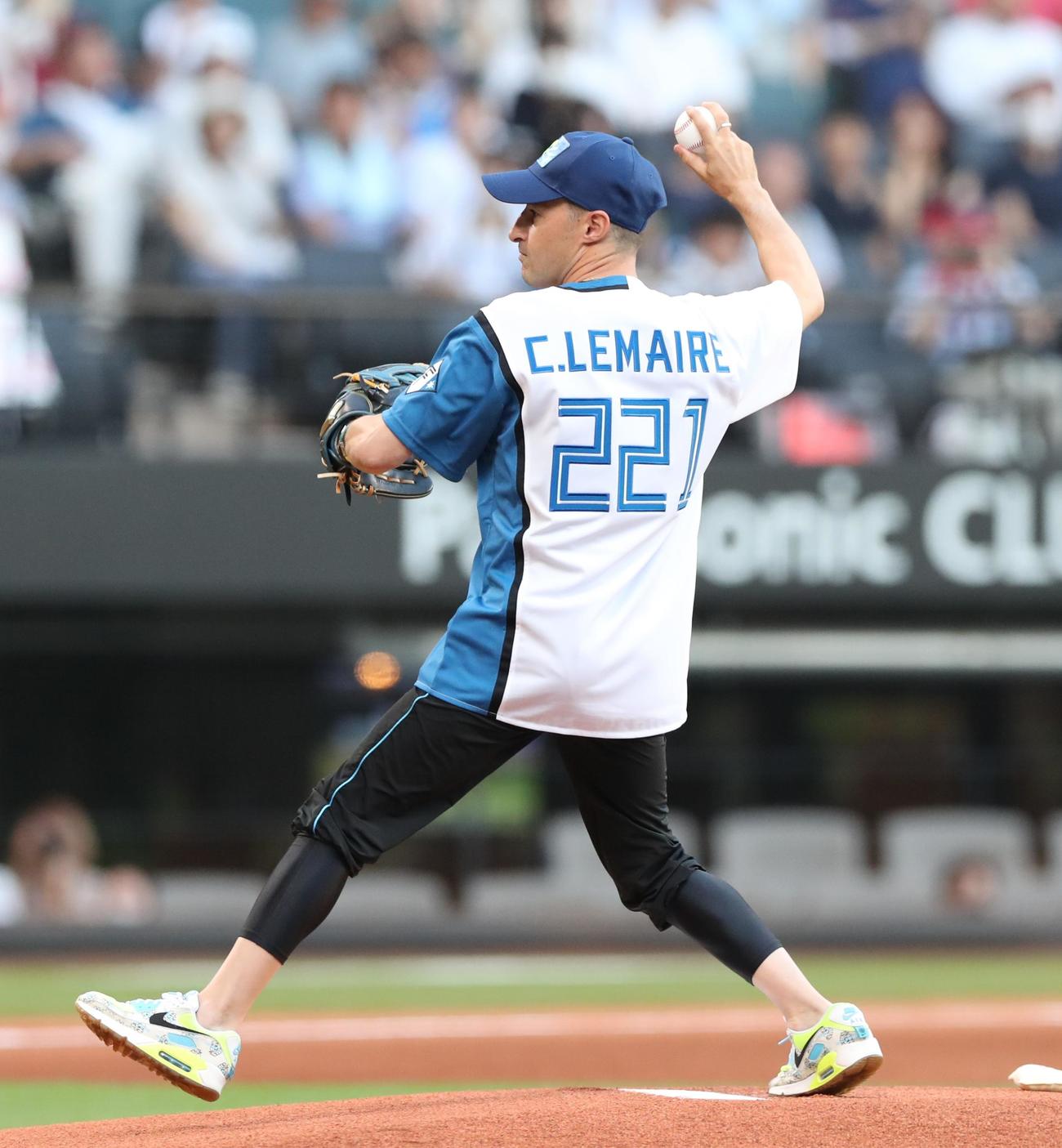 日本ハム対オリックス　ファーストピッチセレモニーで投球するルメール騎手（撮影・黒川智章）