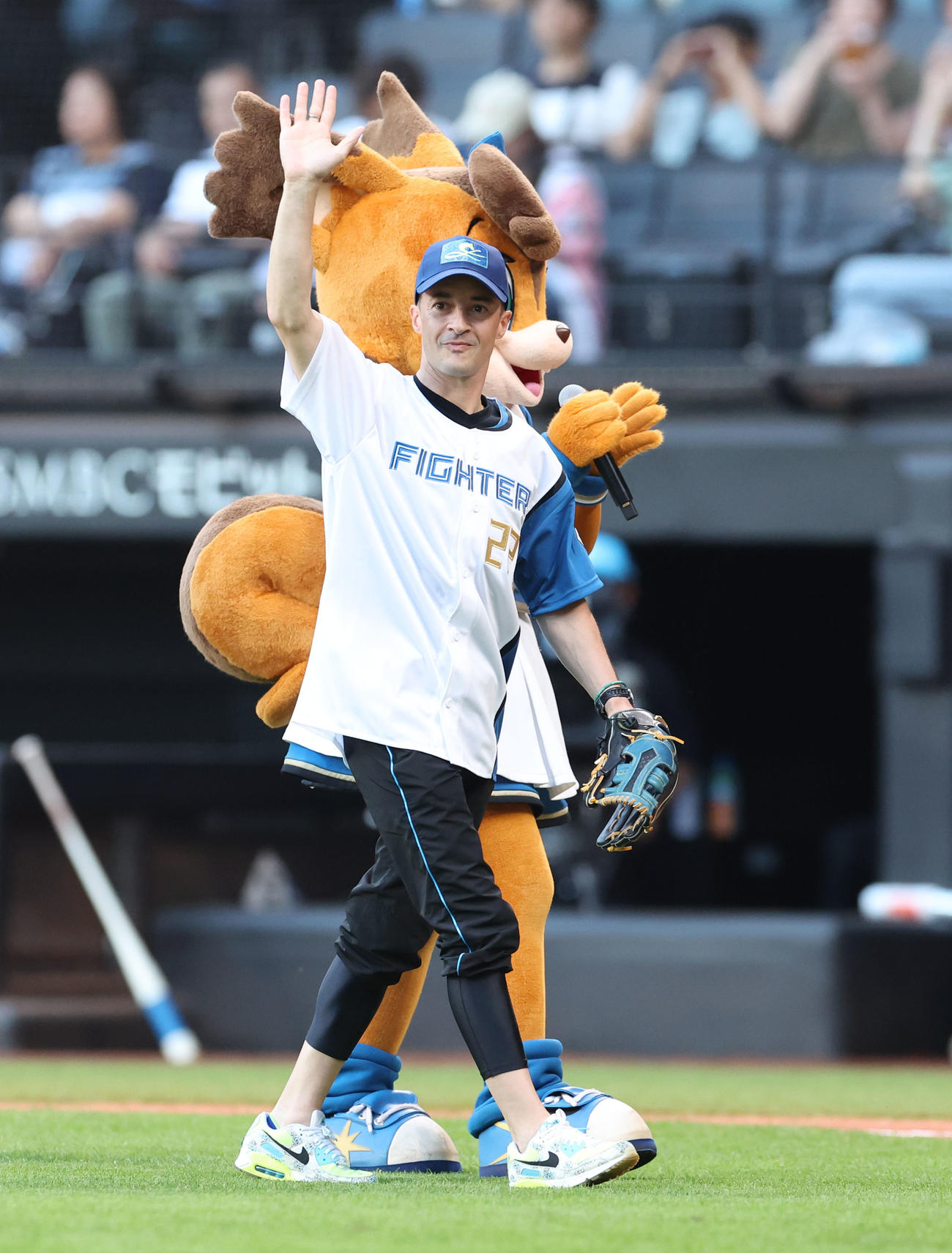 日本ハム対オリックス　試合前、ファーストピッチを務めるルメール騎手（撮影・佐藤翔太）