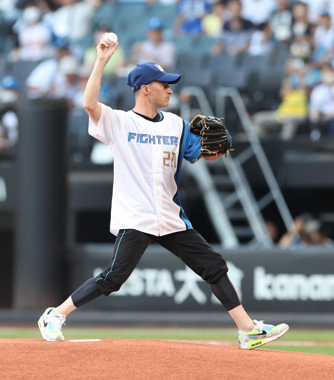 日本ハム対オリックス　試合前、ファーストピッチを務めるルメール騎手（撮影・佐藤翔太）