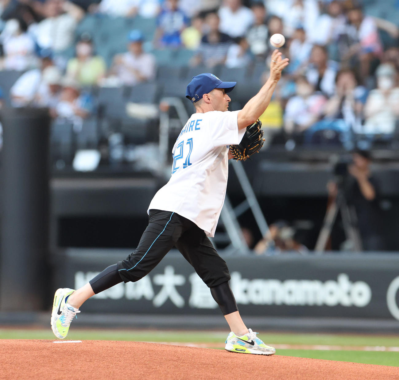 日本ハム対オリックス　試合前、ファーストピッチを務めるルメール騎手（撮影・佐藤翔太）
